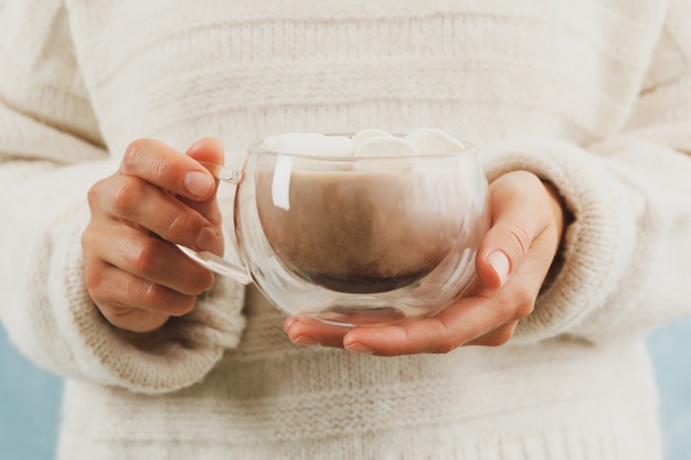 Donna tenere tazza di caffè con marshmallow, vista frontale