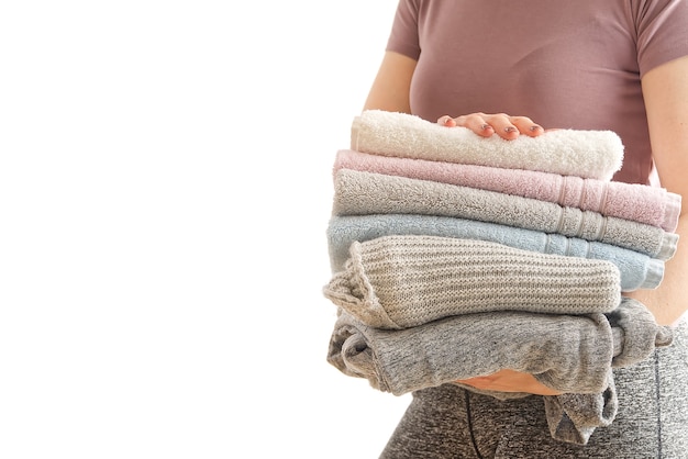 donna tiene il bucato nelle mani, fuliggine in colori pastello