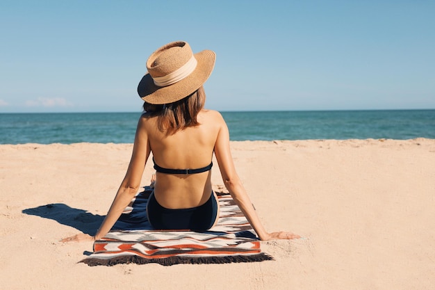 donna torna con la pelle rossa scottatura dopo aver preso il sole sulla spiaggia