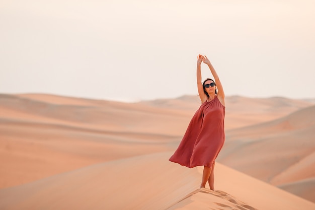 Donna tra le dune nel deserto di Rub al-Khali negli Emirati Arabi Uniti