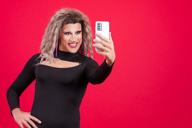 Donna transgender con trucco prendendo un selfie con il cellulare