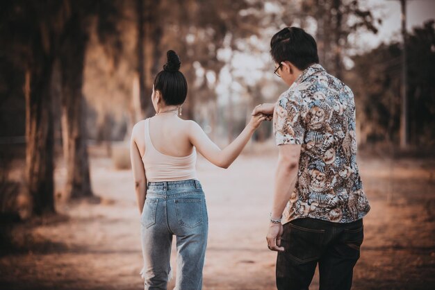 Donna triste che guarda il tuo ragazzo a piedi lascia la vita il suo concetto all'aperto di donna in stile vintage