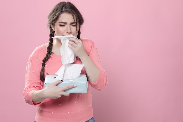 Donna triste che soffia il naso in tovaglioli