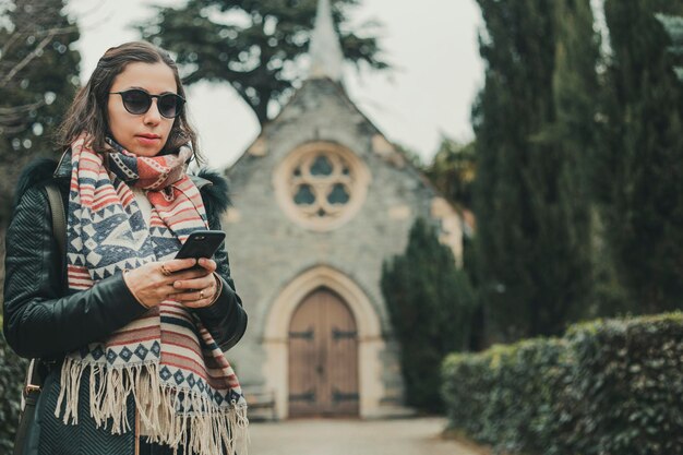 Donna turca castana che scrive un messaggio nell'umore serio