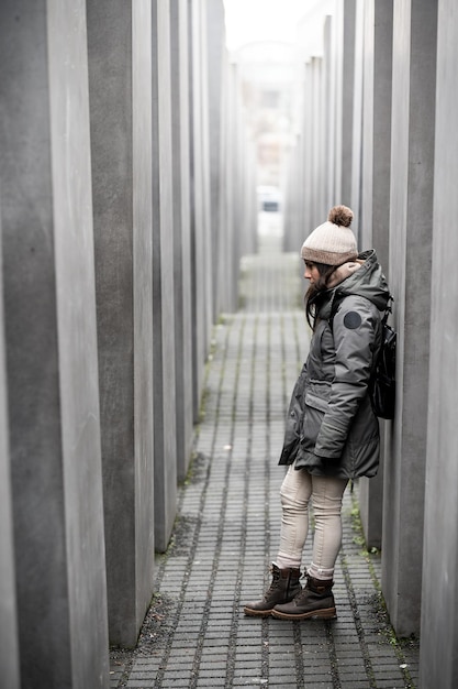 Donna turista al memoriale per gli ebrei assassinati d'Europa nel concetto di turismo di Berlino