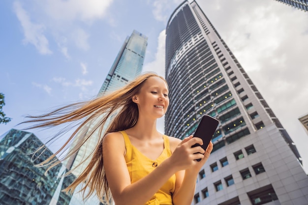 Donna Turista che utilizza l'app di navigazione sul telefono cellulare Mappa di navigazione su uno smartphone in una grande città