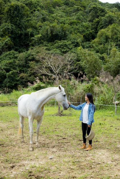 Donna turista con un cavallo nel parco