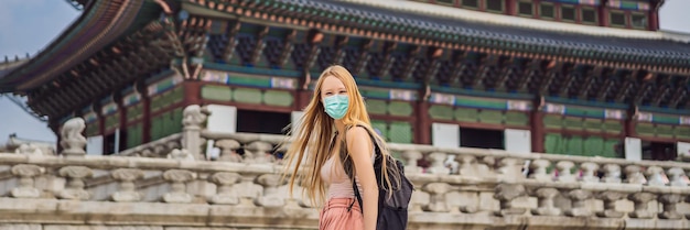 Donna turista in maschera medica a seoul corea del sud viaggio in corea concetto i turisti temono il ncov