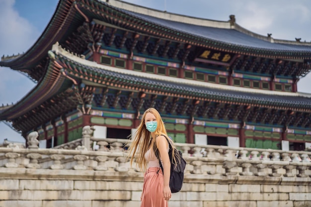 Donna turista in maschera medica a seoul corea del sud viaggio in corea concetto i turisti temono il ncov