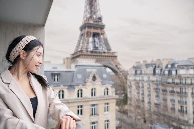 Donna turisti davanti alla Torre Eiffel Parigi