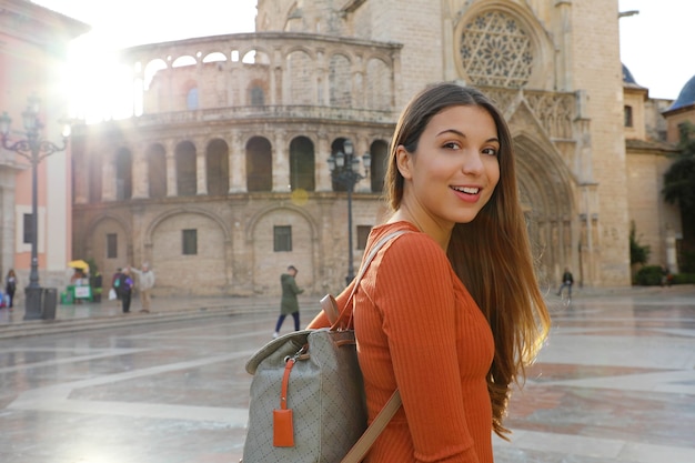 Donna turistica a Valencia con la Cattedrale, Spagna