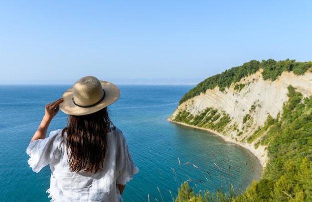 Donna turistica che guarda la bellissima baia del mare a Strugnano in Slovenia