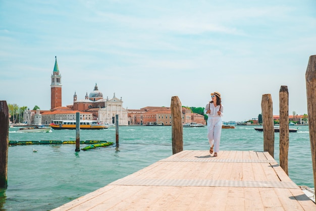 Donna turistica che guarda lo spazio della copia della basilica di san giorgio maggiore venezia italia