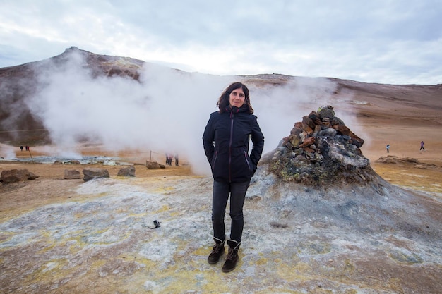 Donna turistica che visita il parco Myvatn, uno dei parchi più speciali dell'isola d'Islanda