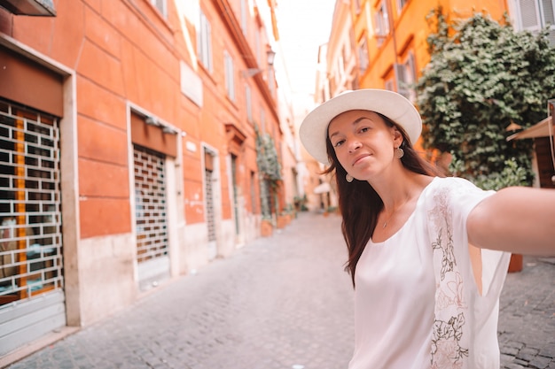 Donna turistica di viaggio con la mappa a Praga all'aperto durante le vacanze in Europa.