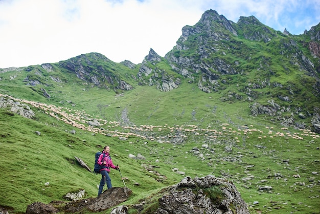 Donna turistica in montagna