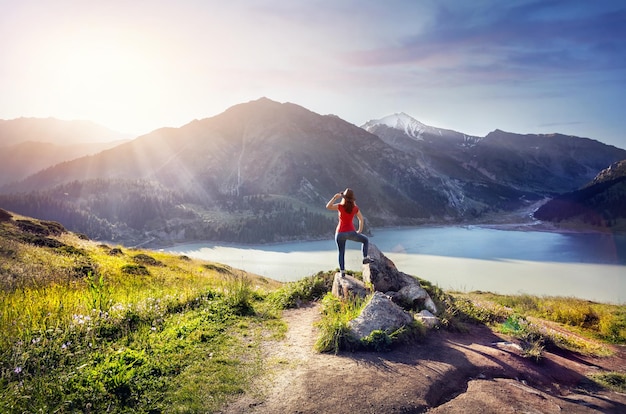 Donna turistica in montagna