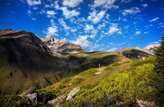 Donna turistica in montagna