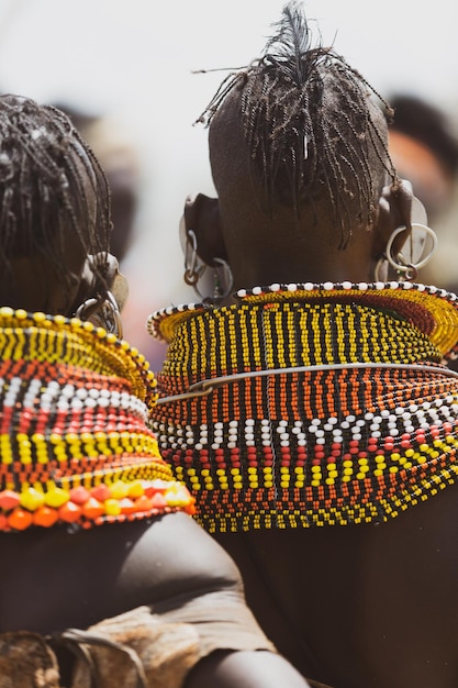 Donna Turkana che indossa il gioiello tradizionale fatto a mano