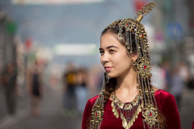 Donna turkmena in costume nazionale