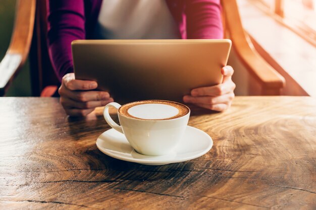 donna, usando, tablet, computer, caffè, negozio, tono, vintage.