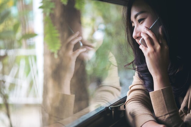 Donna, usando, telefono intelligente