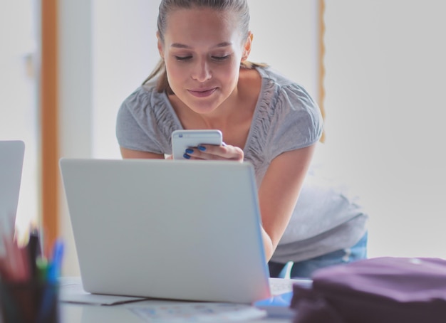 Donna uso del telefono cellulare in università Studentessa donna