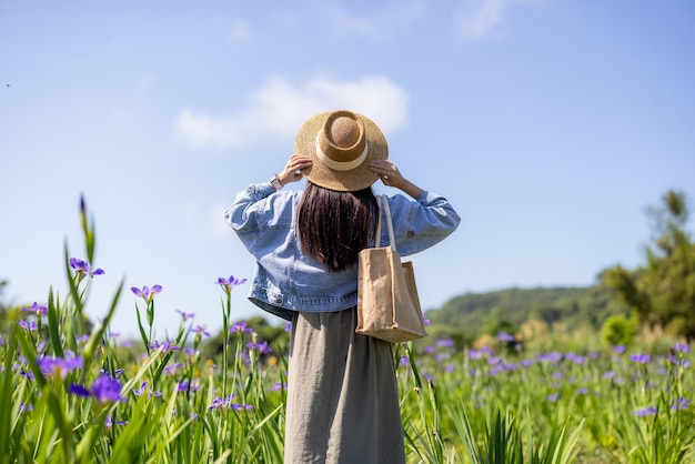 Donna vai iris tectorum giardino di fiori