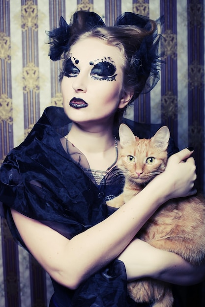 Donna vampiro con gatto