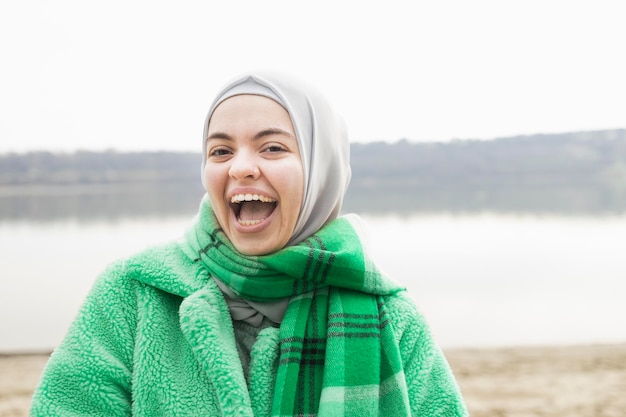 Donna vestita di verde che sorride ampiamente