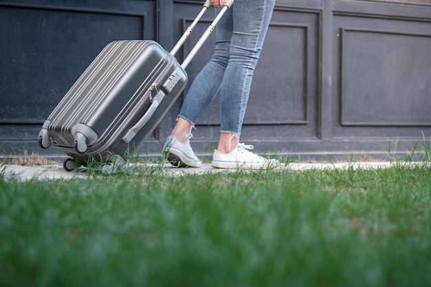 Donna viaggiatore che trasporta bagagli Turista che cammina con le valigie Concetto di stile di vita di viaggio