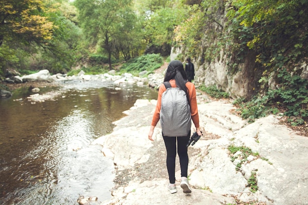 Donna viaggiatore nel fiume