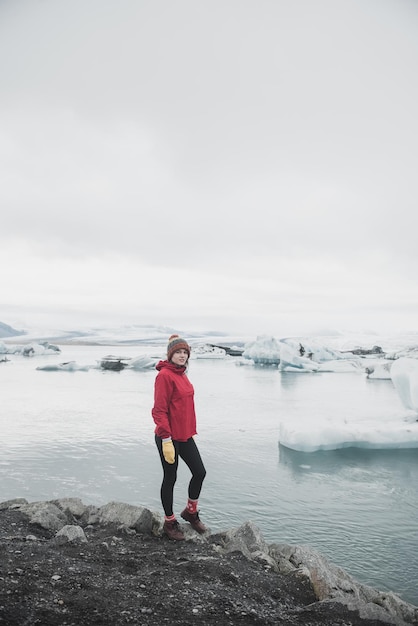 Donna vicino al ghiacciaio in Islanda