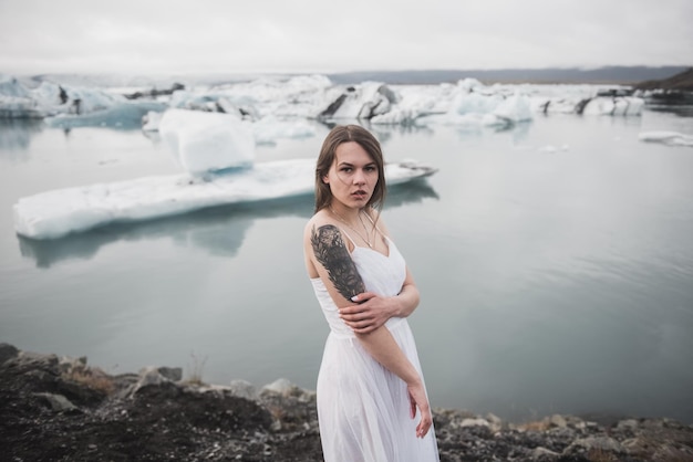 Donna vicino al ghiacciaio in Islanda