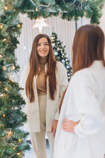 Donna vicino all'albero di Natale