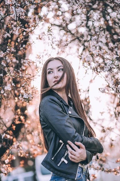 Donna vicino all'albero in fiore