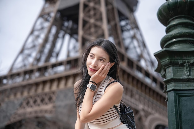 Donna vicino alla Torre Eiffel Parigi Francia