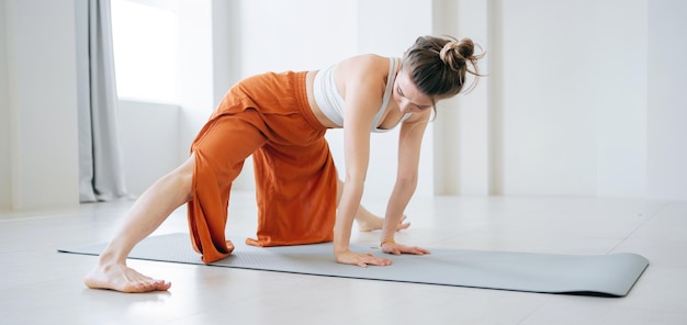 Donna yoga fitness posa per la flessibilità del corpo abbigliamento sportivo allenamento nell'equilibrio e nell'armonia del club