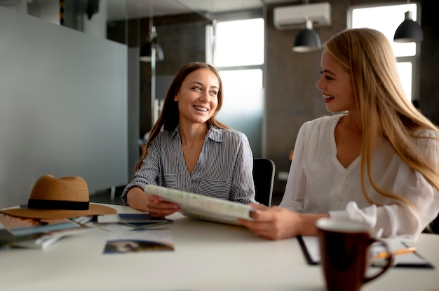 Donne a tiro medio con mappa