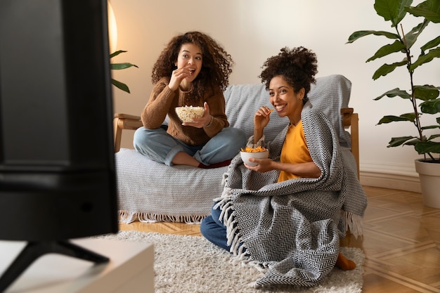 Donne a tutto campo che guardano la tv