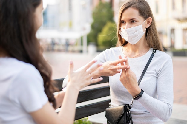 Donne adulte che comunicano attraverso il linguaggio dei segni