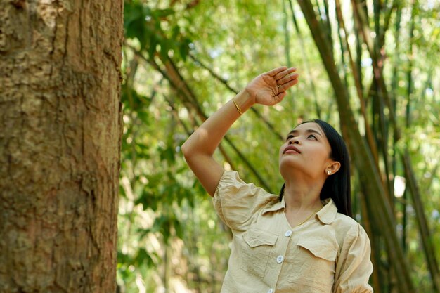 Donne asiatiche che abbracciano il concetto di albero di amore per il mondo