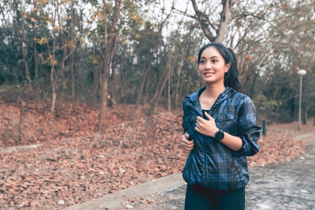 Donne asiatiche che corrono e fanno jogging