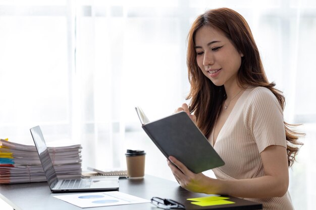 Donne asiatiche che lavorano in ufficio giovani donne d'affari asiatiche come dirigenti aziendali che fondano e gestiscono dirigenti di avvio giovani dirigenti d'azienda