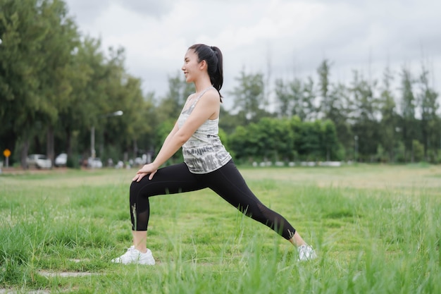 Donne asiatiche che si allungano e si riscaldano prima dell'esercizio