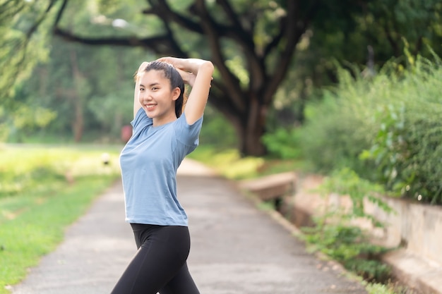 Donne asiatiche che si allungano e si riscaldano prima dell'esercizio