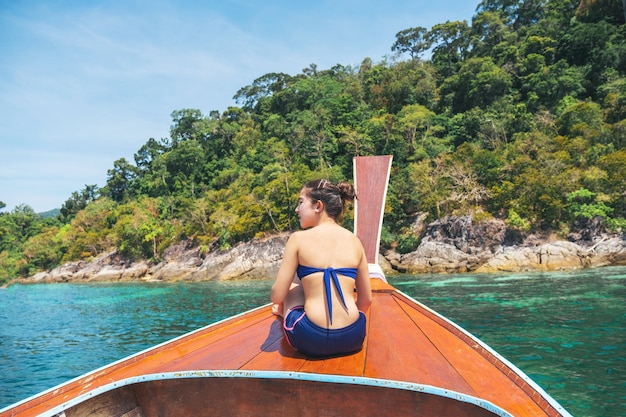 Donne asiatiche che si rilassano in mare tropicale di vacanza estiva con il crogiolo di a lungo coda in Tailandia.