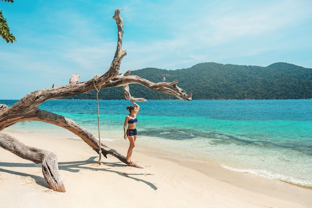 Donne asiatiche che si rilassano in vacanza estiva sulla spiaggia