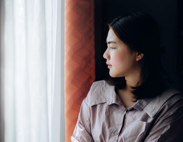 Donne asiatiche con il suo venditore online freelance di lavoro.