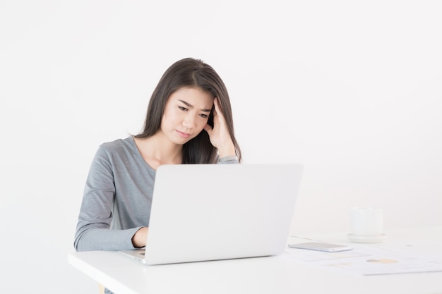 Donne asiatiche con lo stress del lavoro in ufficio.